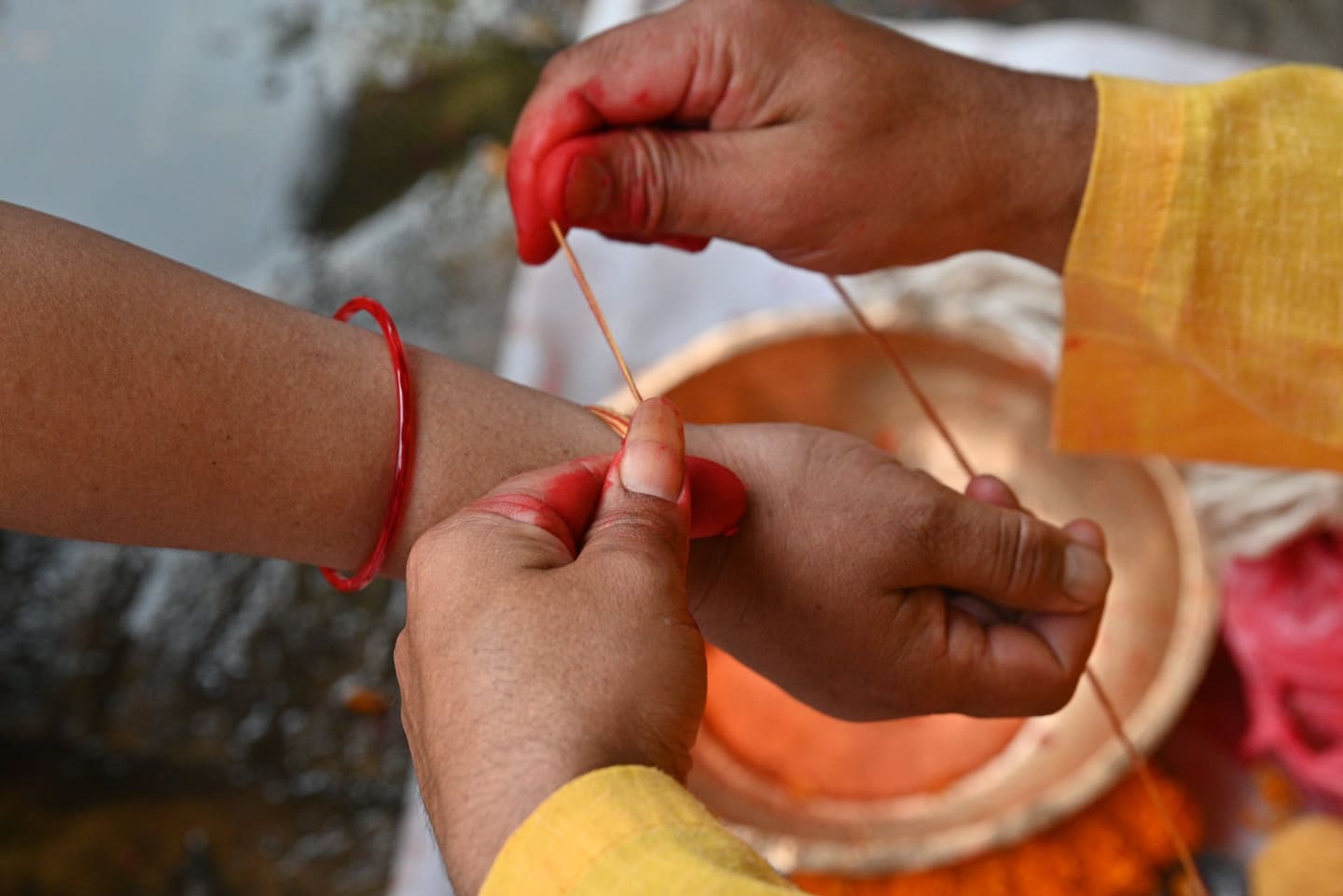 येन बद्धो बलिराजा, जनै पूर्णिमामा रक्षाबन्धन बाँध्दै श्रद्धालु